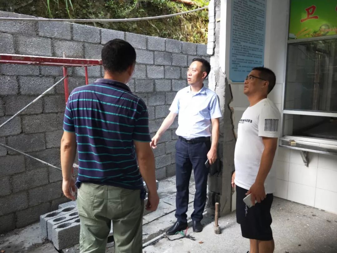 7月31日,县教育局党组书记,局长韩永新带队赴归州,九畹溪等乡镇检查