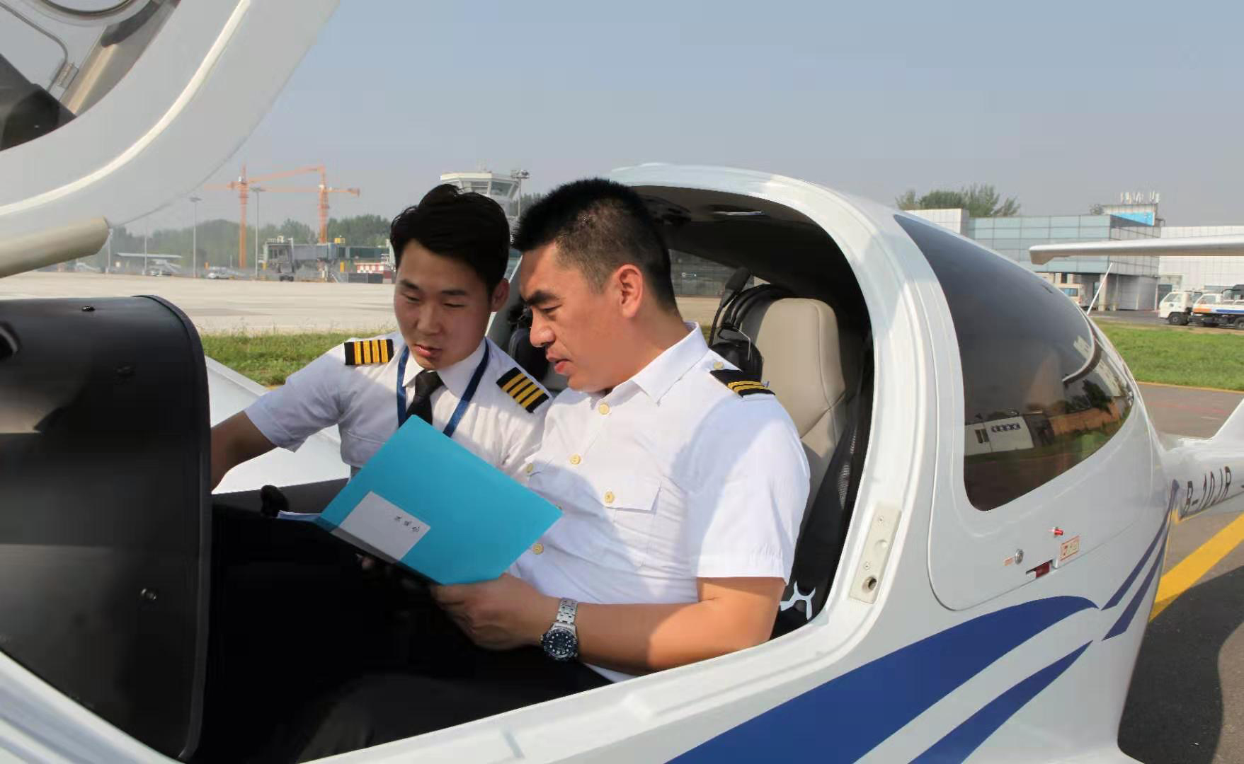 成功通航举行飞行执照培训首飞仪式