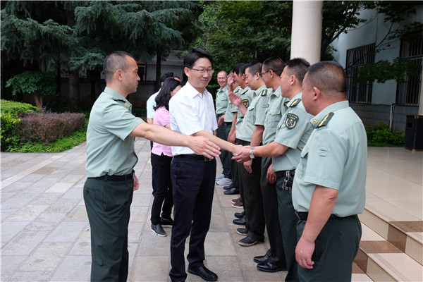 龚加武率队开展八一慰问活动