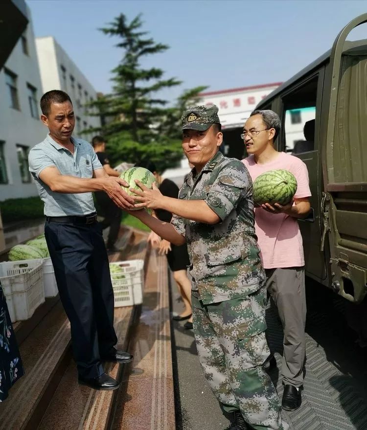 学校领导及干部亲手为子弟兵送上西瓜等防暑水果,希望战士们身心健康