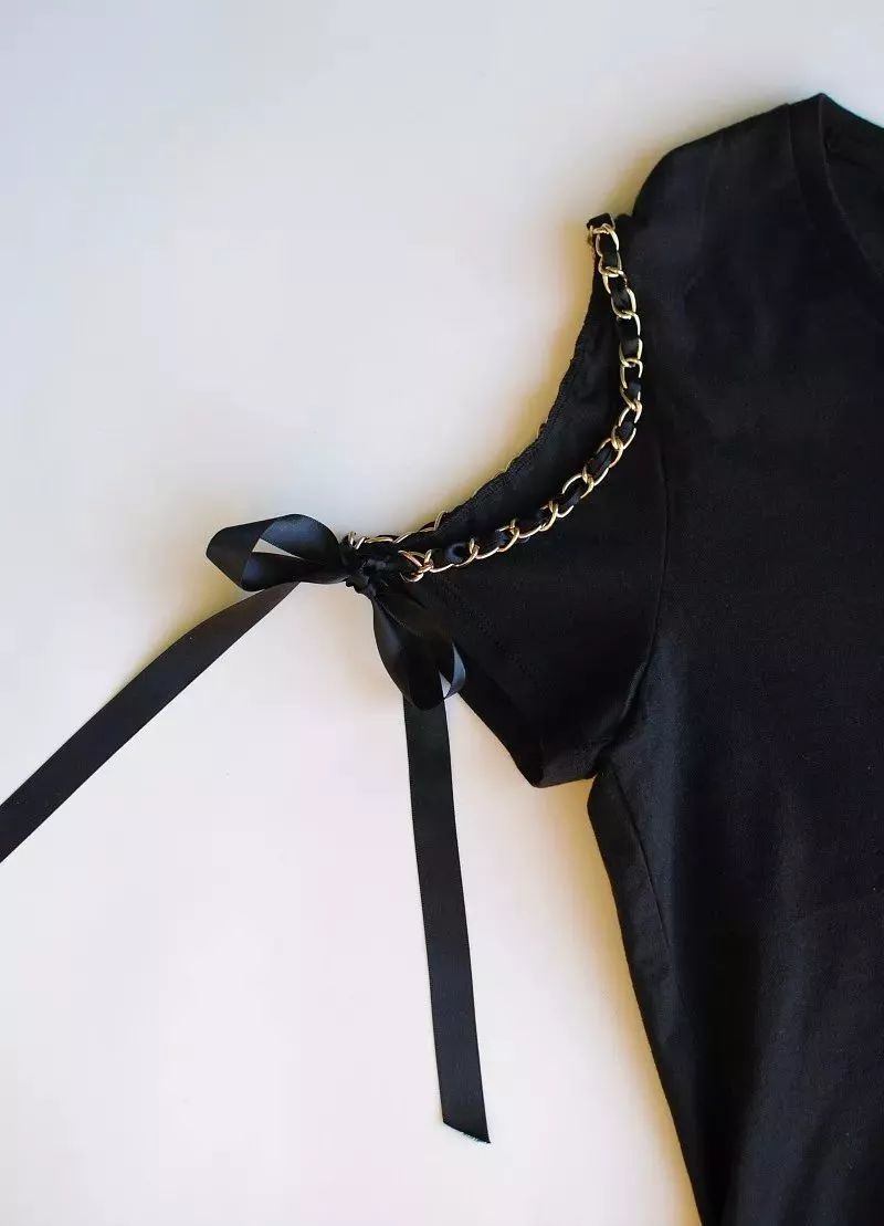 旧t恤剪个口开个叉变成小露肩新款