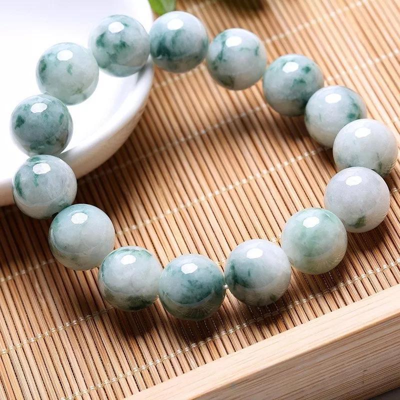 翡翠手串的样式千千万,那什么样的翡翠手串才最有价值?