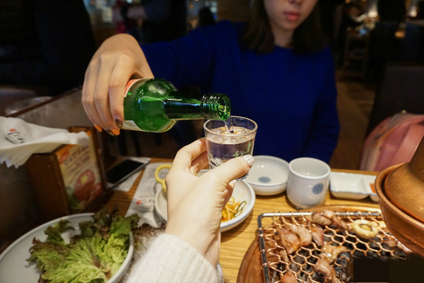 上了酒桌光会闷头喝可不行会倒酒的人比会喝酒的更招领导喜欢