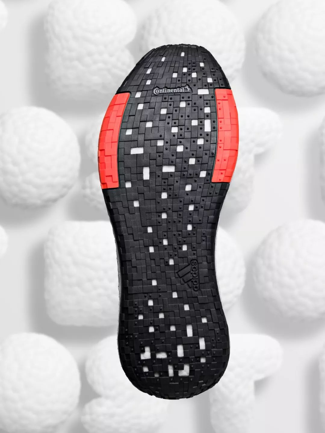 全新的 traxion 大底使用了 ai 科技,超耐磨的橡胶外底上出现了精致的