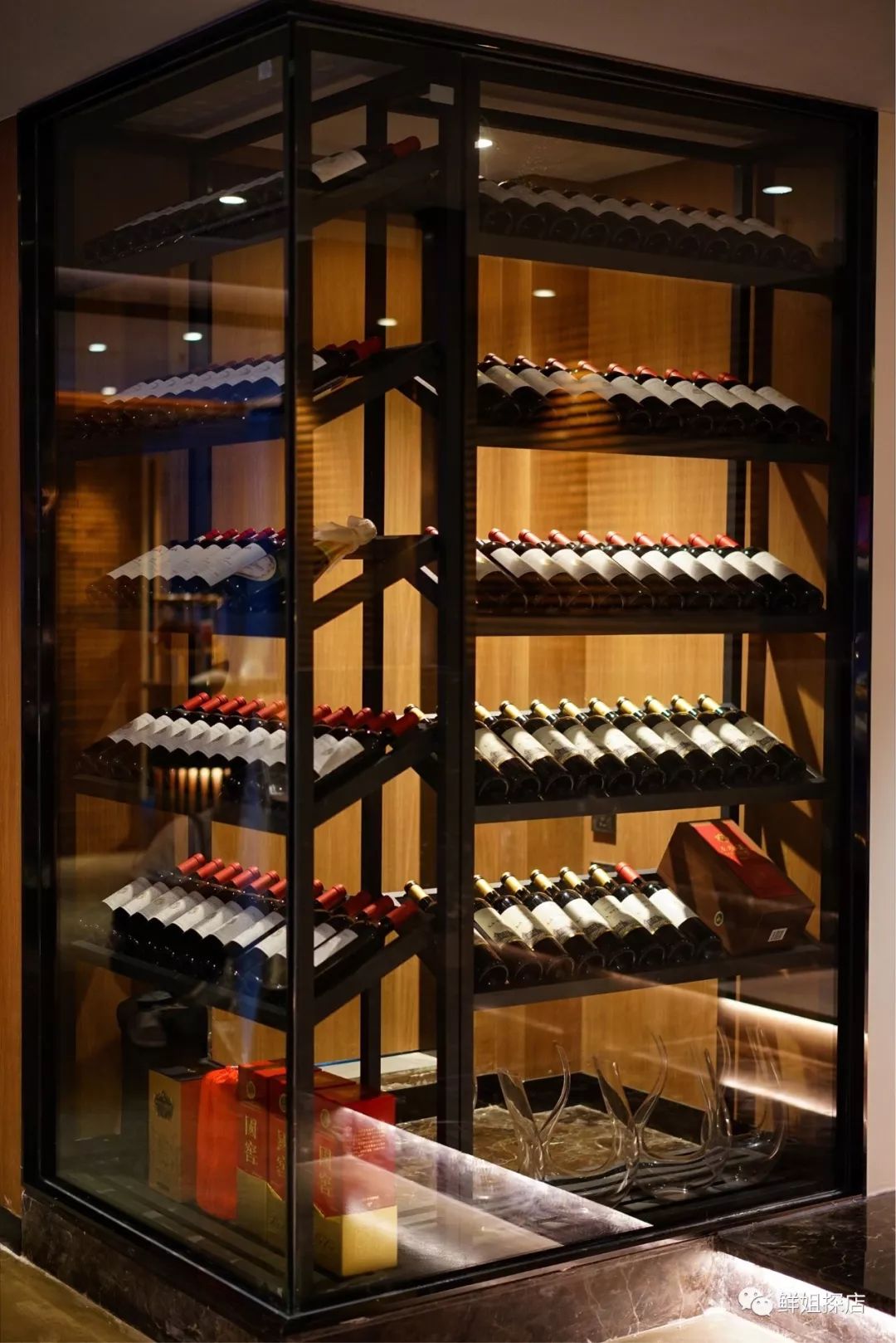 独立小酒柜中,更是摆着各种高档器皿,酒水,还能见到"黑桃7815"的