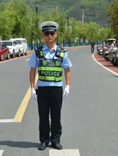 穿上军装保家卫国,穿上警服服务大众