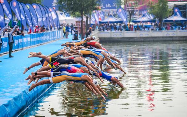 铁人三项运动员在比赛中.