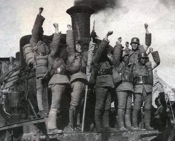 武汉会战罕见上色照日军装备精良武器先进最后一张坐船渡河