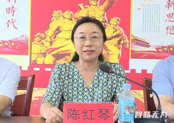 无为二中校长伍辉主持颁奖活动.