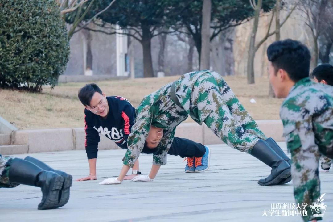 小时,日常主要是齐步正步军姿等基础动作的训练纠正,穿插俯卧撑蛙跳等