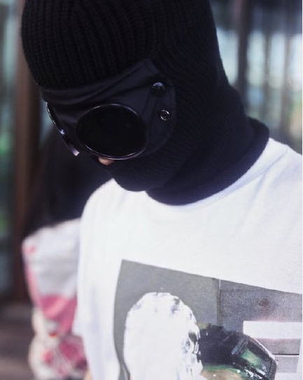 周震南机场穿搭最新look黑头套带飞行镜真是亲妈也认不出来