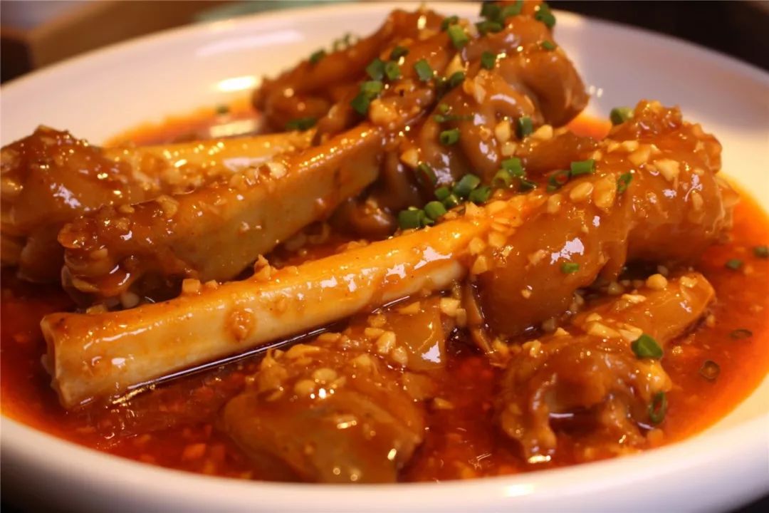 山胡椒的香味浸透了羊蹄,香到满桌都在蔓延山胡椒味道.