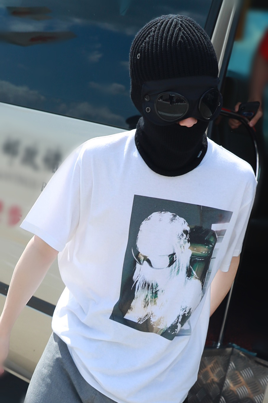 有网友评论周震南造型是炒作,并质问粉丝,裹成这样