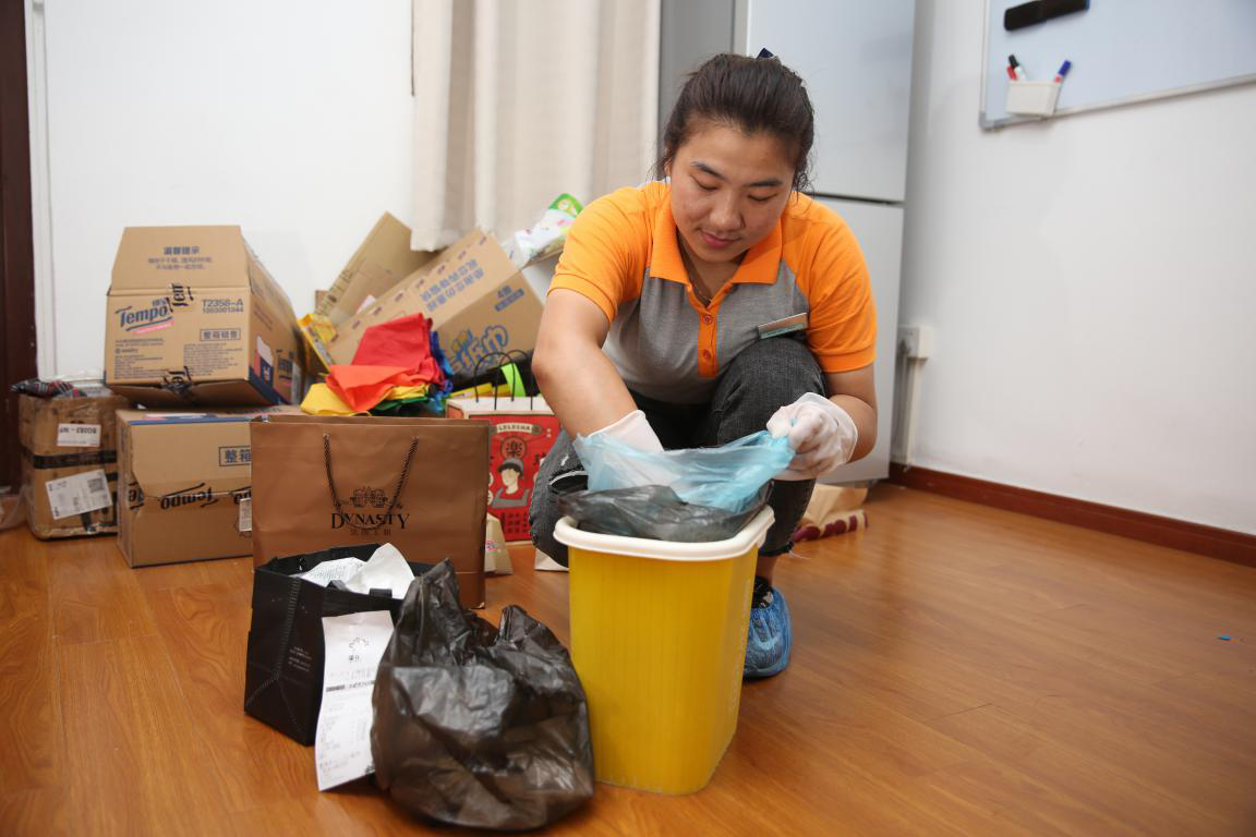 高温烤验劳动者上海自如保洁阿姨坚守岗位