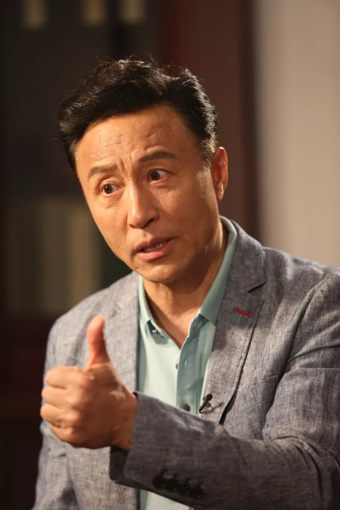 王洛勇丨两代"杨子荣"会面,惊艳的不只是英文版《出师表》