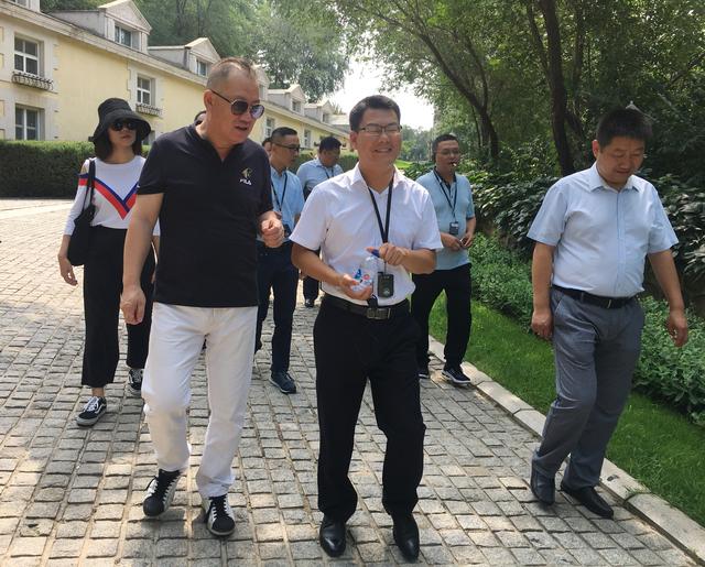 环城旅游总经理陈强陪同湖南永顺县领导一行参观北京张裕爱斐堡酒庄