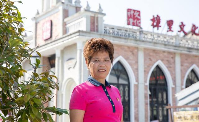 胡英做真心实意的巾帼"不倒翁"党员名片:胡 英,女,61岁,1995年5月入党