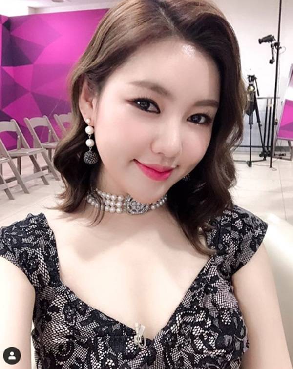 女星宋佳人公开否认整容传言晒与母亲合照力证自己是纯天然美女