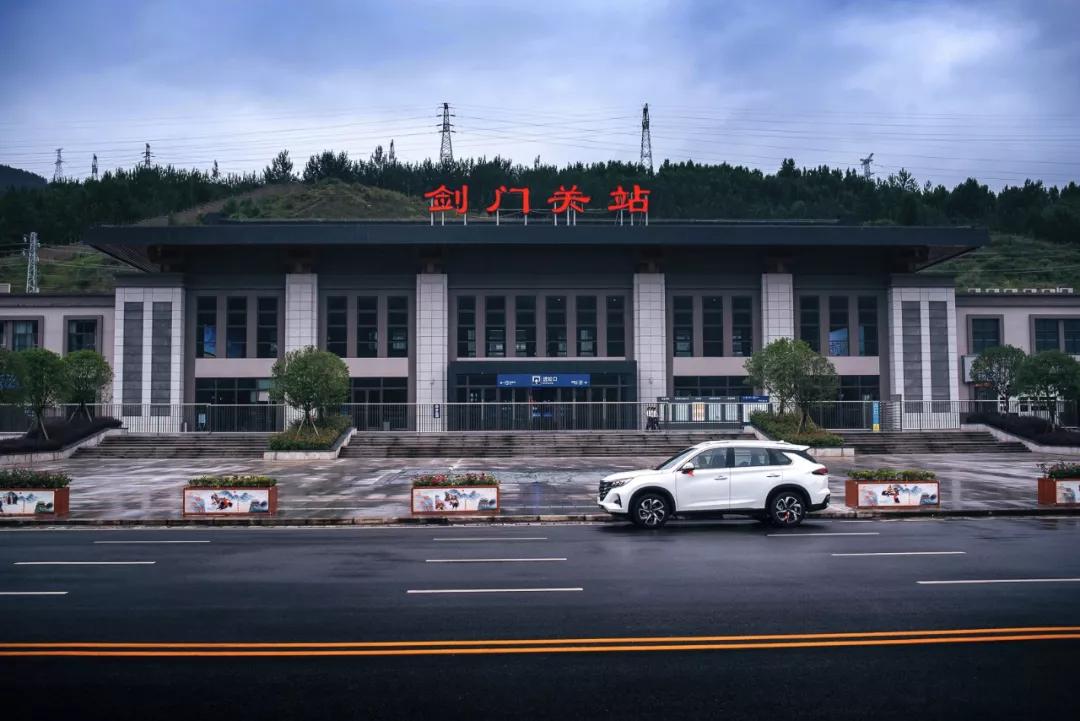 张政明先生是剑阁五指山的人,也是五指山一代药王张先孙的儿子.