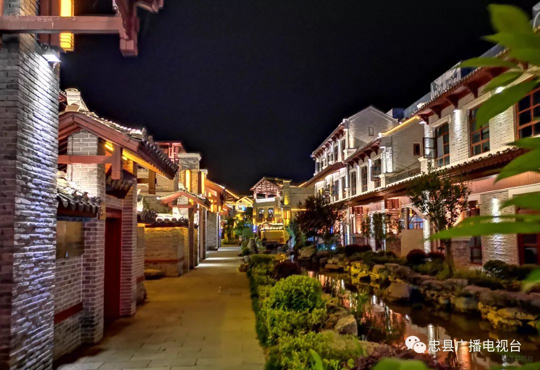 秀山西街民俗文化景区位于县城西部,沿梅江河两岸,北起北门廊桥,南到