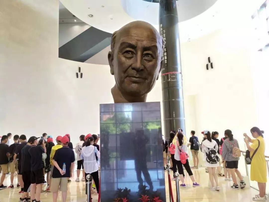 钱学森图书馆指的是建在上海交通大学徐汇校区的钱学森纪念馆.