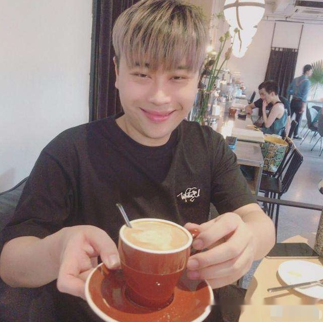 卢本伟原本可是斗鱼一哥,是能让全网高呼"卢本伟nb"的人物,曾身披国旗