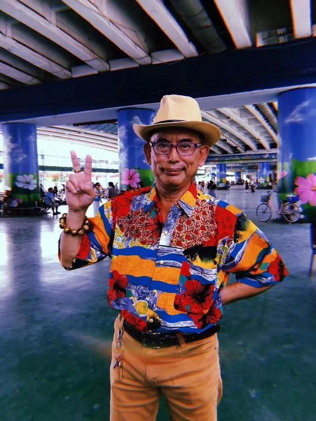 速干马甲气定神闲的漫步在这个略带寒意的早晨拍了无数酷老头的