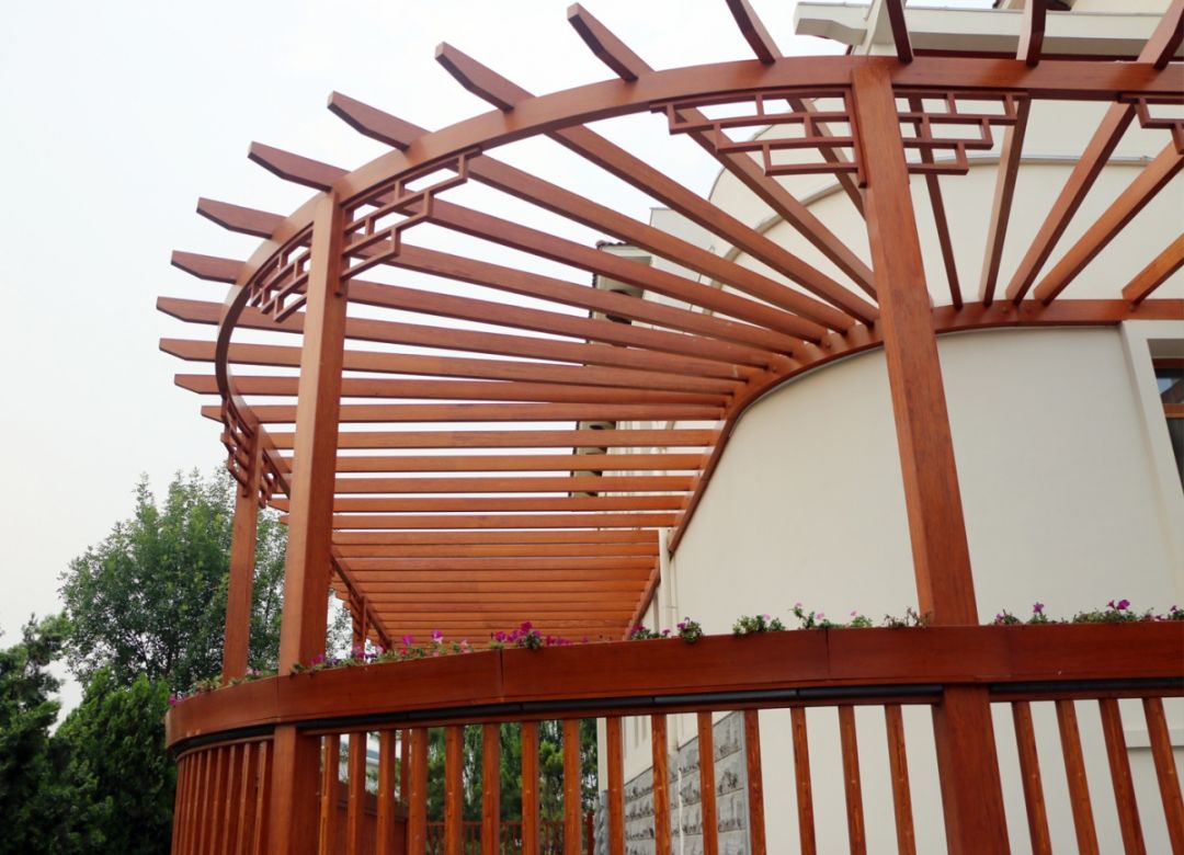 架,木梁,木楼梯,木搁栅以及木窗等木质构件其燃烧性能指标均在b2级