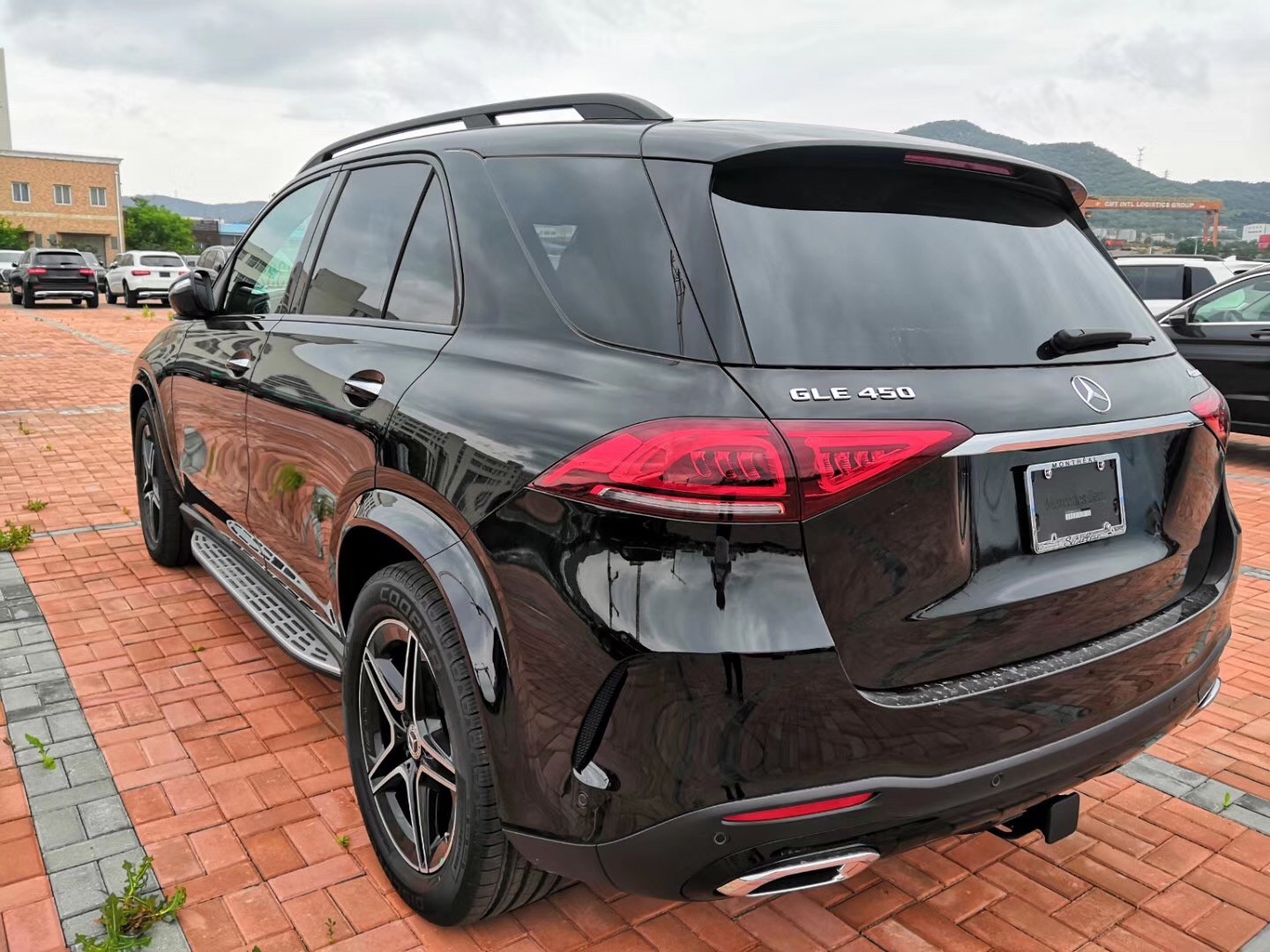 尤其是车头更加简约霸气,采用了单横条幅式进气格栅,和amg风格相似