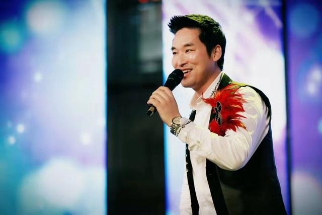 笑天歌应邀主持迎八一专场音乐会