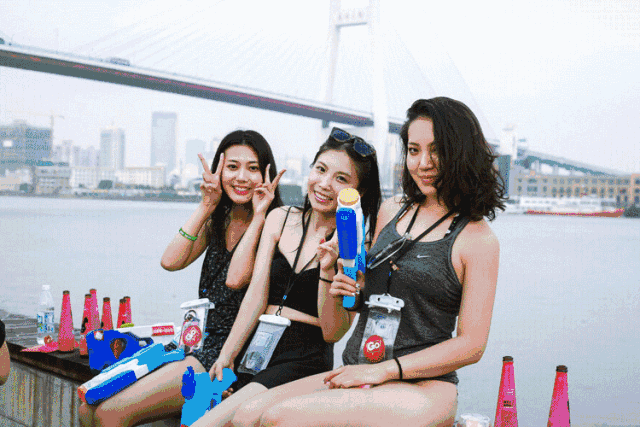 背上你们的水战装备~穿上性感的比基尼,梳个帅气的发型show身材大战2