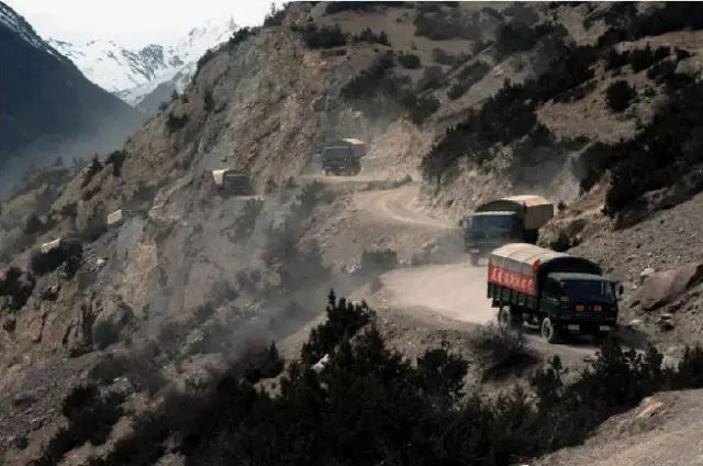 上世纪50年代,11余万官兵在"世界屋脊"修建了川藏,青藏公路,60多年来