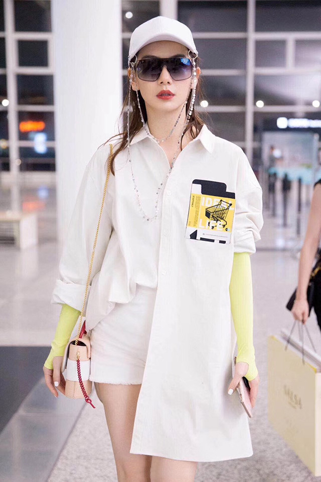 似乎很多明星喜欢这么穿呢,时髦又防晒.