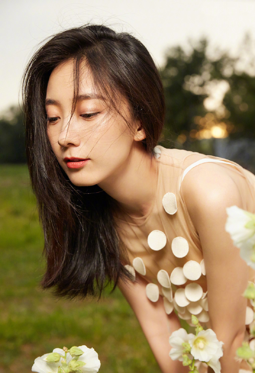 朱颜曼滋时尚甜美写真,容貌姣好,身材纤瘦!