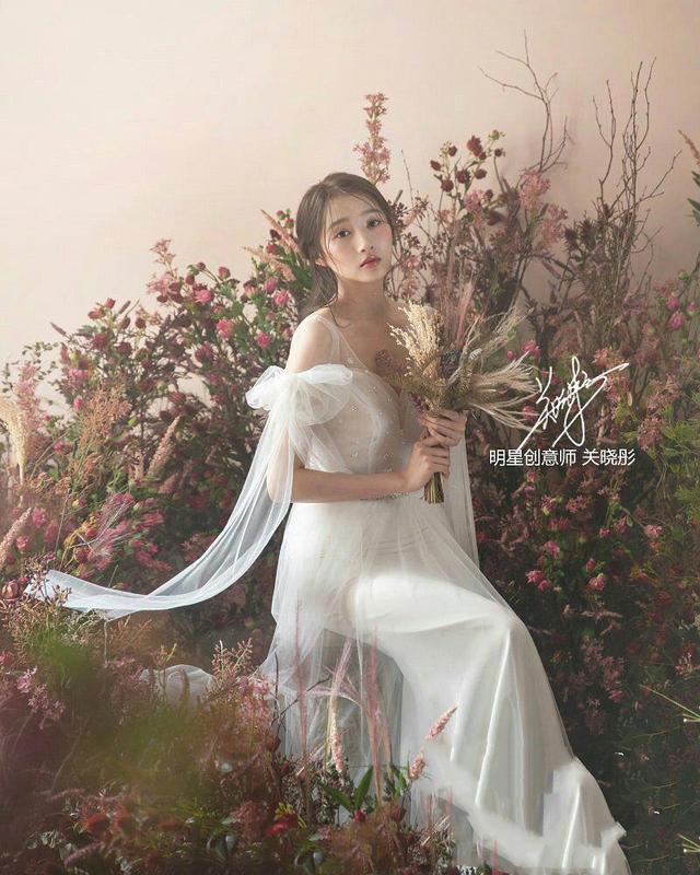 原创关晓彤婚纱造型曝光化身仙子秀香肩秀身材时而清纯时而性感