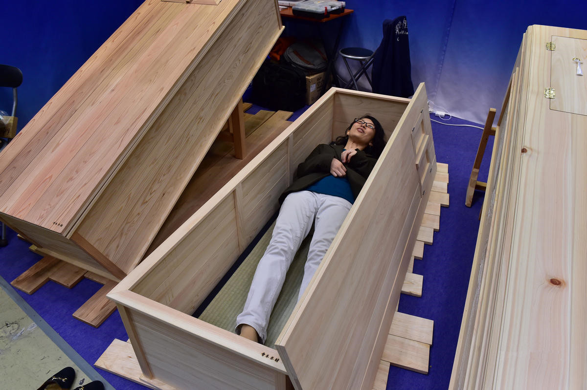 直击日本的殡仪展览遗体美容师现场为死者整容