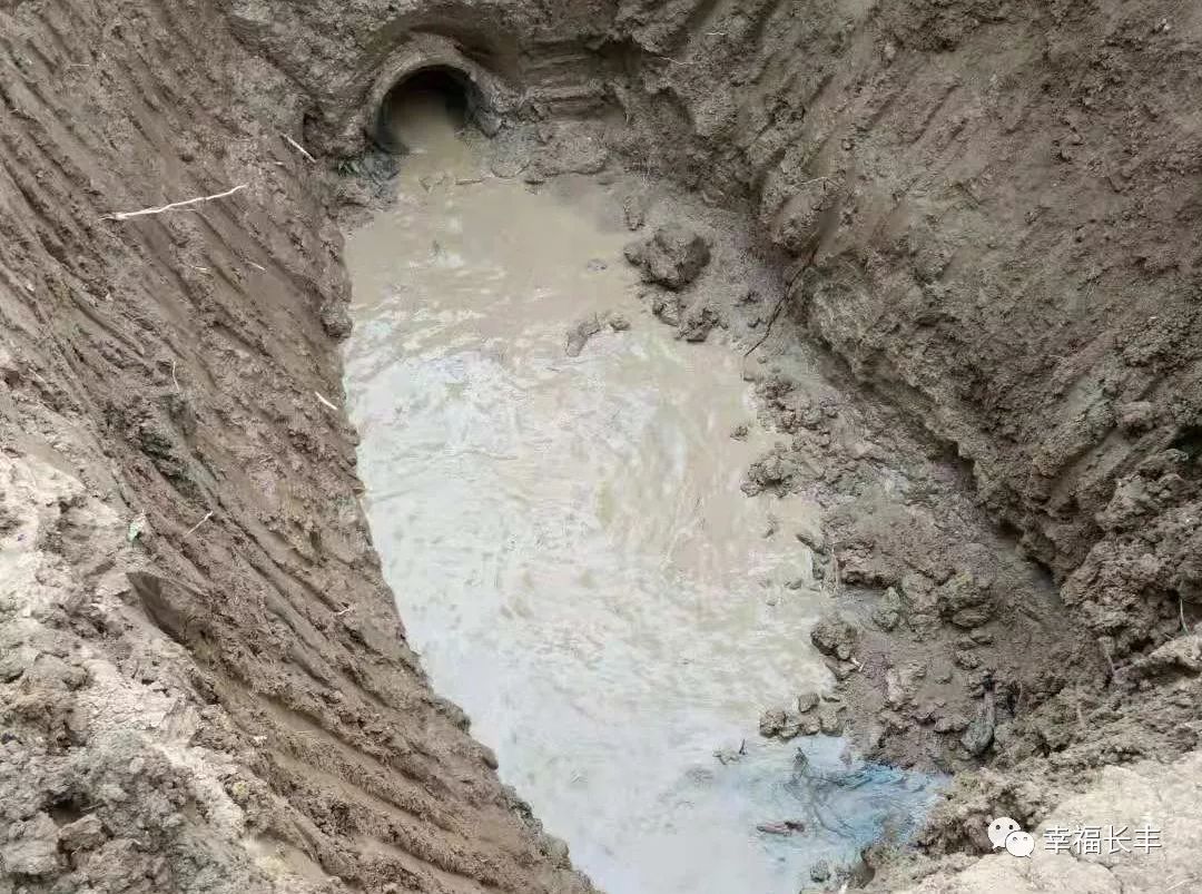 由于长时间未降雨,导致红旗电灌站出水渠道填方段渠堤干裂,形成管涌