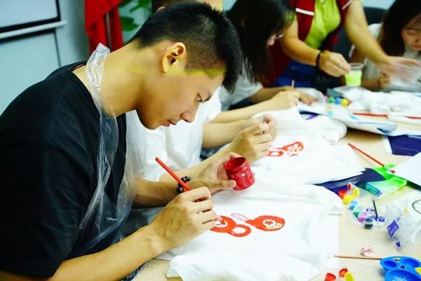 上海中泰多经公司开展"不忘初心,牢记使命"主题教育——员工手绘t恤
