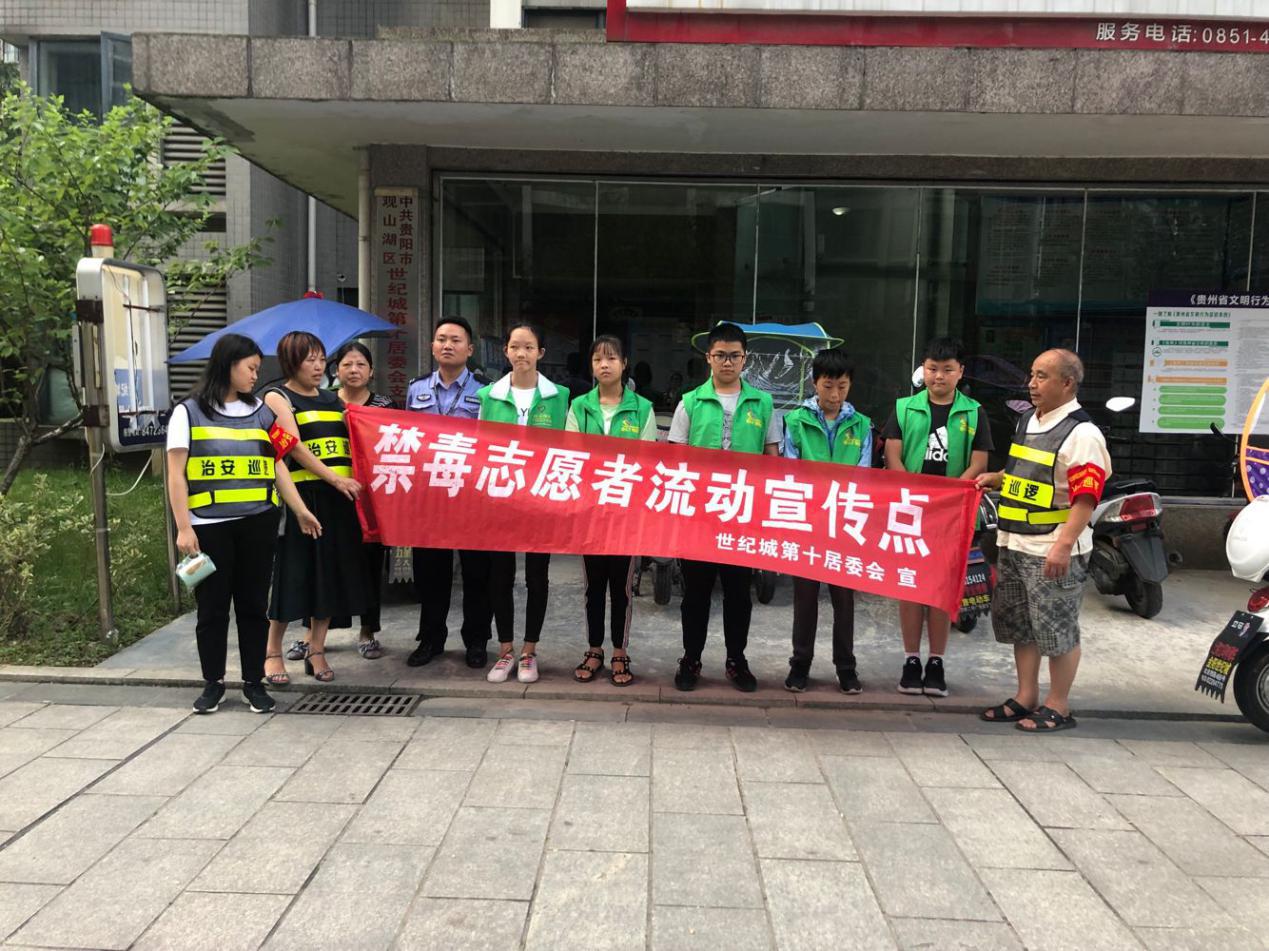 活動中,禁毒志願者學生與社區禁毒專幹一道走街串戶,向沿街店鋪,行業