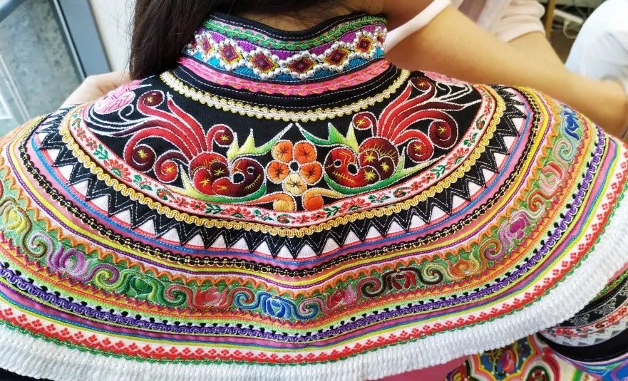 彝族刺绣的特点:多以民族图腾,如火纹,太阳纹和花鸟鱼虫等自然元素