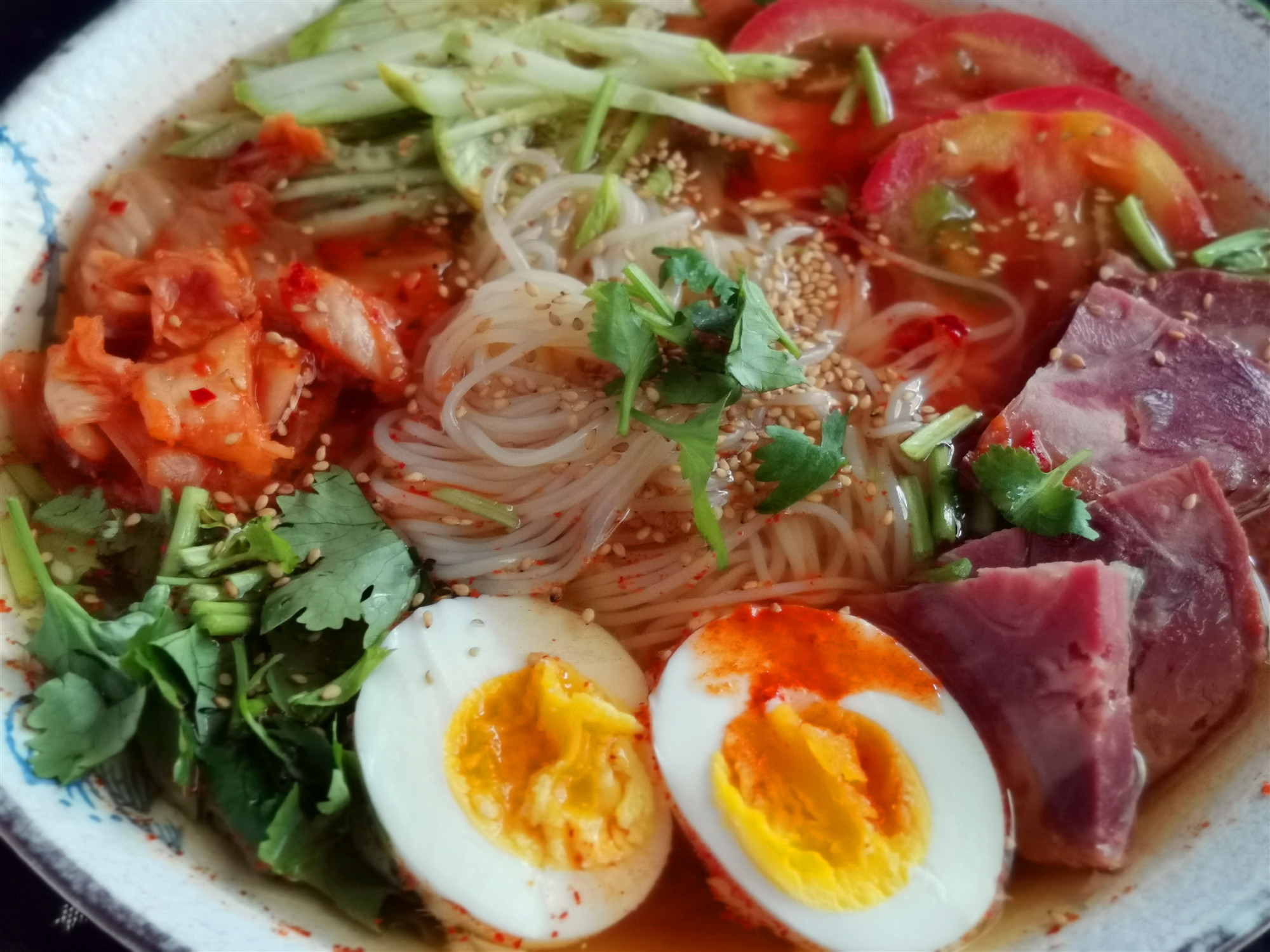 说这道面条夏季吃它最香,也不为过,冷面配料丰富,可繁可简,冷面入口后