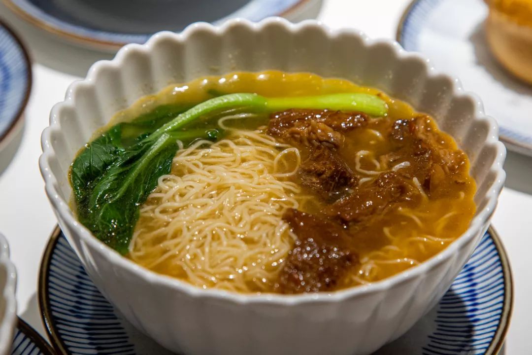 大块的牛腩劲道鲜嫩 一勺一勺地喝着牛肉汤醇香诱人 面条可与北方的