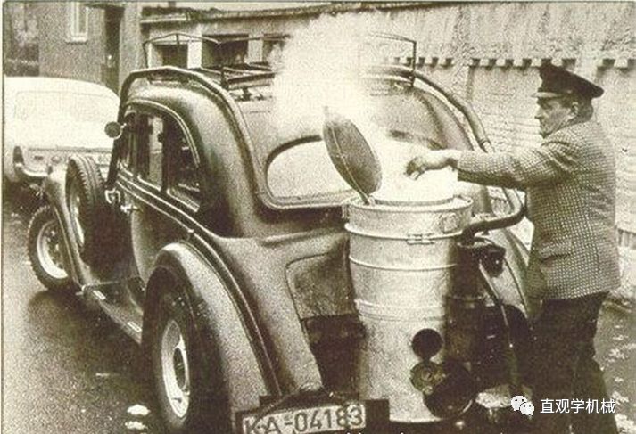 涨见识了神奇的老式汽车靠烧柴火驱动