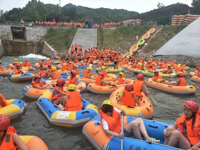 迎来了千余人从四面八方来渠县龙嬉谷景区漂流和水上乐园,玩水啦!