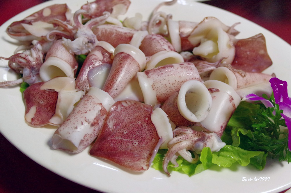 白灼红管:点菜时看到冰鲜台上的小管鲜亮诱人,当然点它,而且只需要