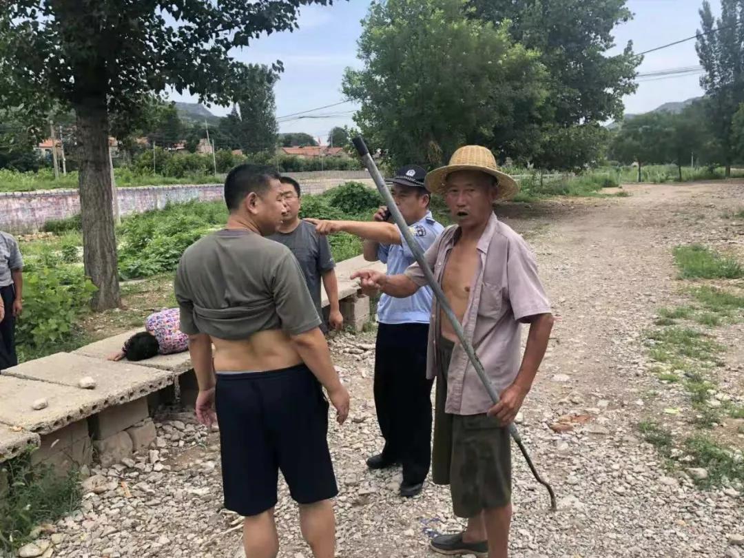 正能量淄博市派乡村振兴服务队淄川1队的4名队员救下了一位溺水的老人