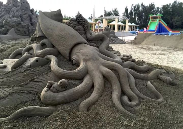 艺术作品第一眼看上去,好像是木雕或者铜雕,很难让人与沙子联系在一起