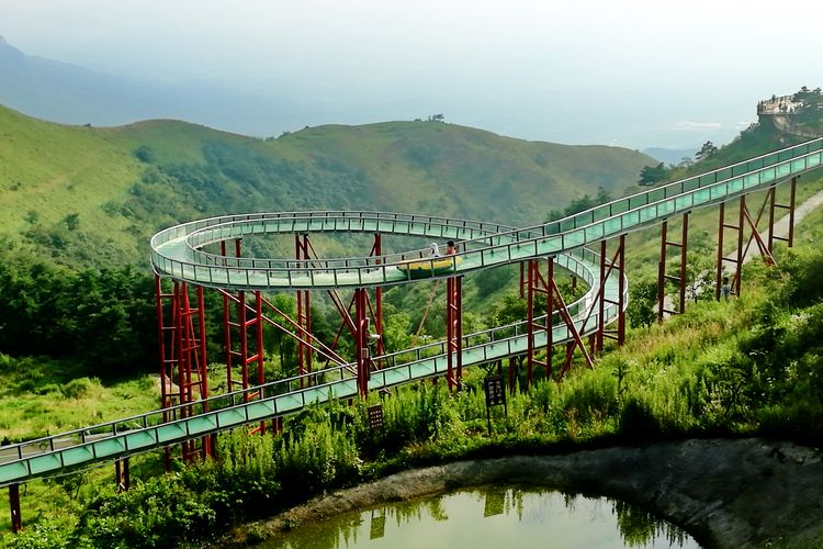 酷暑高温里 在高原百里荒1600米长的高空玻璃水滑道中滑水 真爽!