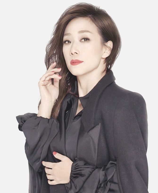 与林忆莲同年龄段的女歌手现在大多隐于幕后,但她依然稳稳地站在台前