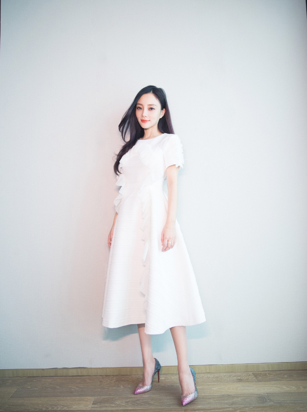 李小璐穿连衣裙现身活动脚踩高跟鞋秀美腿少女感十足